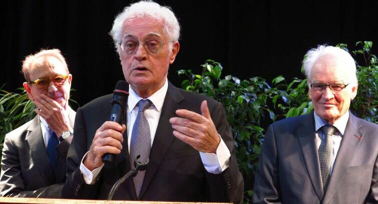 Image de Inauguration du gymnase Robert Le Foll accompagné de l‘hommage fait par Mr Delanoë et Mr Jospin.